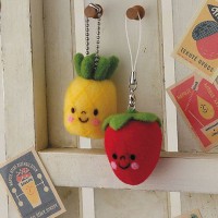 [H441-355] Hamanaka Felt Wool kit - Strawberry & Pineapple Cleaner Ball