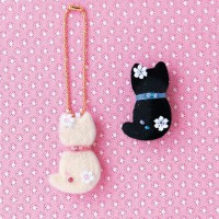[H441-377] Hamanaka Felt Wool kit - Black and White Cats Brooch & Charm