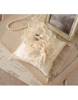 Hamanaka H431-153  Juno Ring Pillow Big Flower and Bouquet Sewing Kit